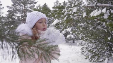 女孩打击雪手掌扔雪转森林冬天降雪显示拇指